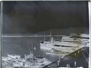 Dampfschiffe und Boote im Hafen
