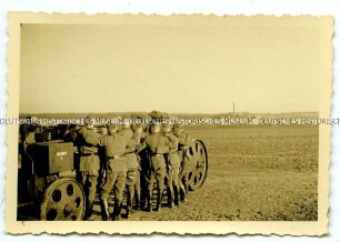 Militärische Ausbildung am Geschütz