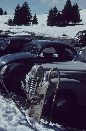 Feldberg. Parkplatz mit PKW, Schlitten und Ski