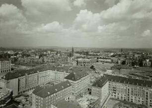 Dresden. Blick vom Rathausturm nach Norden über die Baublöcke an der Ostseite des Altmarktes zu Schloß und Neumarkt