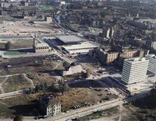 Luftaufnahme, Blick von Nord-Westen auf die Neue Nationalgalerie am Kulturforum. Berlin-Tiergarten, Potsdamer Straße