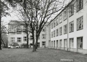 Barkhausen-Bau der TU Dresden. Vorderer Innenhof (sog. Teichhof) : Dresden-Südvorstadt, Helmholtzstraße 18. Barkhausen-Bau der TU Dresden. Vorderer Innenhof (sog. Teichhof)