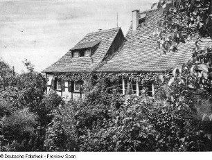 Weinberanktes ländliches Haus (vielleicht ein Winzerhaus)