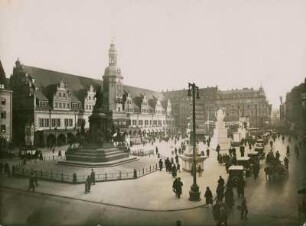Siegesdenkmal : Leipzig-Zentrum, Markt. Ansicht mit Siegesdenkmal und Altem Rathaus (rechts: Werbeaufsteller der Porzellanfabrik Tuppack)