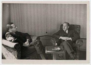René Massigli und Hugh Wilson während der Abessiniendebatten im Gespräch in Genf. links: René Massigli, rechts: Hugh Wilson
