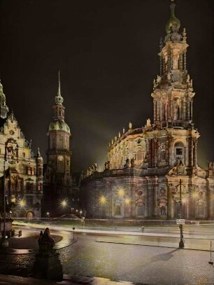Dresden-Altstadt, Schloßplatz am Abend. Blick von der Freitreppe der Brühlschen Terrasse zu Georgentor, Hausmannsturm des Residenzschlosses und Katholischer Hofkirche