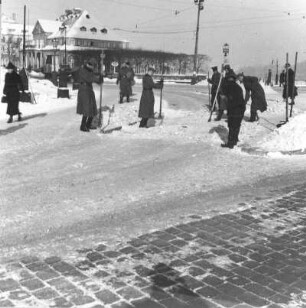 Dresden, Schlossplatz. Wehrmacht beim Schneeräumen