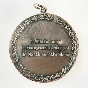 Silbermedaille Deutsche Meisterschaften in Kurzschrift und Maschinenschreiben in Hamm 1976 : Medaillensammlung Stenografische Sammlung. Silbermedaille Deutsche Meisterschaften in Kurzschrift und Maschinenschreiben in Hamm 1976, silberfarben (mit zwei Ösen). Messing, versilbert; Durchmesser 50 mm, Gewicht 50 g (1976; Deschler & Sohn, München). Dresden: SLUB R c 0349