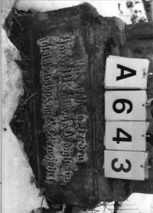 Grabstein 643 (Index: 99901857) Material: Sandstein Zustand: oben vollständig verwittert Maße HxBxT: 134x55x20 cm: Grabstein 643A