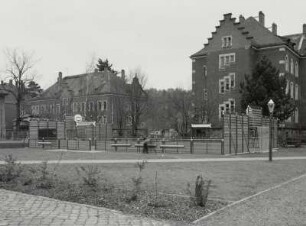 Pirna, Ehemalige Rote Kaserne : Pirna. Ehemalige Rote Kaserne (Wohnhäuser). Rottwerndorfer Straße 50 und 49. Um 1905. Hofansicht mit Spielplatz