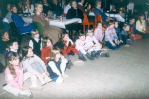 Bonn. Internationales Bonner Kindertheater. Gemischte Darbietung für Eltern und Kinder
