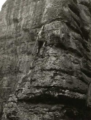 Sächsische Schweiz. Rathener Felsgebiet, Hinterer (Großer) Hirschgrundturm. Seilschaft K. Gonda/G. Junghans an der Südwand (Südkante). (VIIb). 2. Begehung. 1949