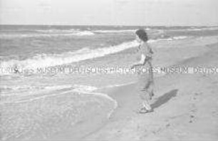Florentine Fleischhut am Strand von Köslin
