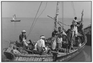 Patna. Männer mit Bananenstauden auf einem Boot
