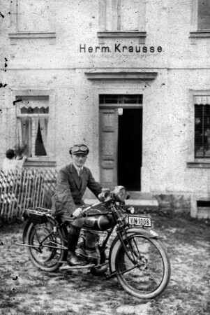 Arthur Krauße mit Motorrad : Steinbach, Arthur Krauße mit Motorrad vor dem Haus der Familie