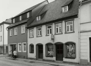 Neustadt in Sachsen, Wohnhäuser mit Läden : Neustadt in Sachsen. Wohnhäuser mit Läden, Bahnhofstraße 3/5, (1. Hälfte 19. Jahrhundert). Straßenansicht