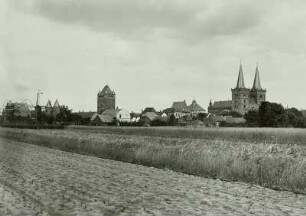 Xanten, Stadtansicht : Xanten. Stadtansicht mit Clever Tor (1393) und Domkirche St. Viktor (1263-1519)