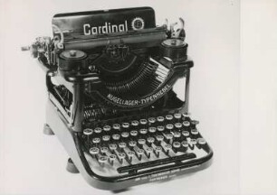 Schreibmaschine "Cardinal" der Uhrenfabrik Vorm. L. Furtwängler Söhne