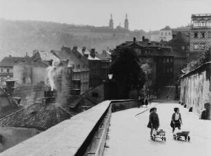 Blick von der Straße Zur Burg (Ke Hradu) zum Kloster Strahov, rechts das Palais Schwarzenberg