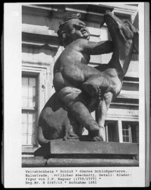 Putto auf dem Geländer der Schloßterrasse