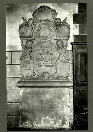 protestantische Kirche, Grabstein der Fam. de Savigny, grauer Sandstein. Paul 1622 - 1685