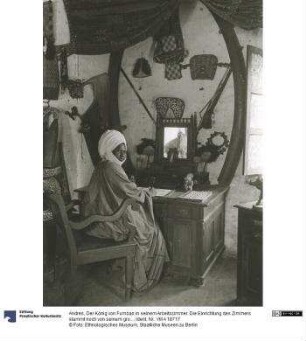 Der König von Fumban in seinem Arbeitszimmer. Die Einrichtung des Zimmers stammt noch von seinem grossen Vetter