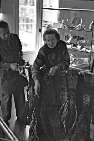 Rathaus: Ausstellungsaufbau im Treppenhaus mit Objekten von Edith Schaar: Künstlerin mit ihrem Webobjekt