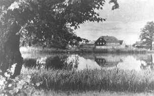 Radibor-Milkwitz. Blick über Mühlteich zur Wassermühle, aus: Oberlausitzer Heimatbuch, Sachsenverlag, 1950