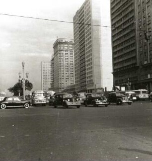 Rio de Janeiro, Brasilien. Kreuzung Avenida Presidente Vargas mit Avenida Rio Branco. Die Fahrzeuge sind in der Presidente Vargas