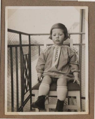 Christiane Zimmers Sohn Andreas auf dem Balkon sitzend