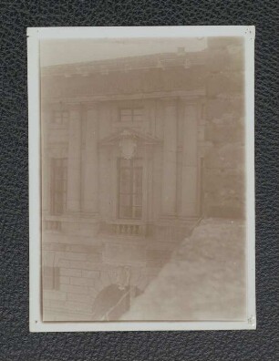 Exerzierhalle Gran Guardia zu Verona, Fenster mit Giebel und Kartusche
