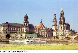 Kathedrale : Blick vom Neustädter Ufer über die Elbe gegen Brühlsche Terrasse mit Ständehaus, Georgenbau und Hausmannsturm des Schlosses, Kathedrale und Augustusbrücke