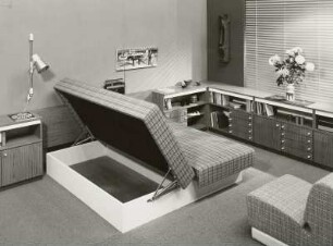 Doppelliege mit Bettkasten : Wohnzimmermöbel. Ansicht mit Doppelliege (1974; Möbelkombinat Erfurt (MKE)) und Flachstrecke einer Anbauwand