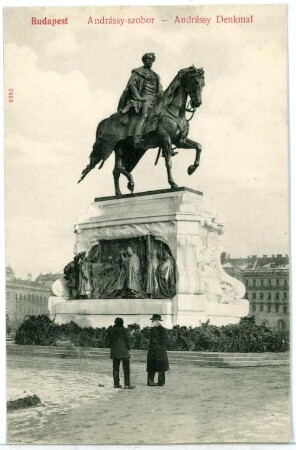Budapest. Andrassy-Denkmal (1906) am Parlament : Budapest. Reiterstandbild von Gyula Andrássy (1906; György Zala). Das Denkmal wurde 1945 abgetragen und eingeschmolzen, 2016 wurde eine Kopie aufgestellt.