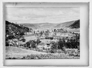 Blick aus Richtung Mühlensteige auf Wertheimer Mühle, Untere Leberklinge u.a. mit Sportplatz und Eisenbahnbrücke Richtung Altstadt