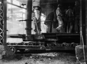 Minengebäude : Aufnahme mehrerer Männer, die in dem Gebäude einer Mine bei Lubumbashi arbeiten.