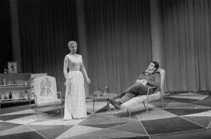 Szenenbilder aus "Amphitryon 38" von Jean Giraudoux. Kammerspiele (Deutsches Theater) Berlin, 16.10.1957 : Mit Wilhelm Koch-Hooge in der Titelrolle, Gisela Uhlen als Alkmene, Judith Harms als Ekklissa, Gisela May als Leda, Waldemar Schütz als Jupiter, Horst Drinda u. a.