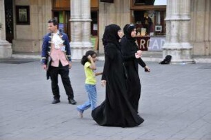 Musliminnen in Wien : Zwei verschleierte Frauen gehen auf der Straße an der Staatsoper in Wien, 2008