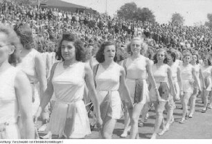 Leipzig. 3. Parlament der Freien Deutschen Jugend (FDJ). Sportübungen und -veranstaltungen im Jahn-Stadion, Pfingsten 1949