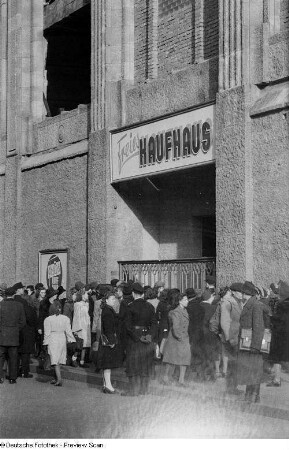 Passanten am Eingang des geschlossenen Kaufhauses
