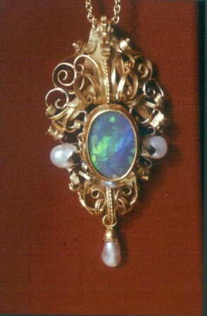 Schmuckanhänger : Schmuckanhänger. Gold, Rolltechnik, Opal, Perlen (vor 1962; J. Eckert)