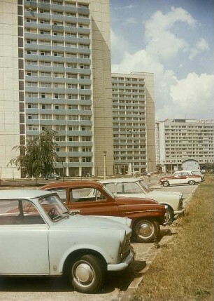 Dresden. Appartementhochhäuser Sidonienstraße mit Blick auf Appartementhaus Prager Straße