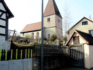 Götteldorf-Ansicht von Südosten mit Kirche (Gründung im 13 Jh im spätromanischen Stil) in erhöhter Lage am Ortsrand