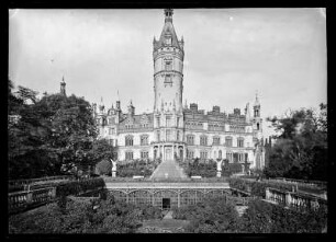 Schwerin. Blick über die Orangerie zum Schloss