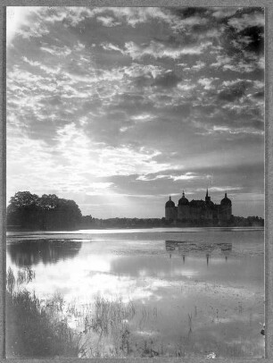 Moritzburg. Schloss Moritzburg bei Sonnenuntergang. Blick über den Schlossteich