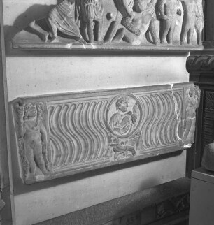 Sarkophag mit Bildnis des Verstorbenen und Genien