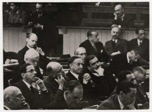 Anthony Eden und Lord Stanhope während einer Sitzung des Völkerbundes in Genf. Mitte: Anthony Eden, links daneben: James Richard Stanhope