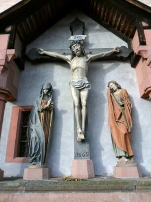 Klosterkirche (Mariae Verkündigung 1406)-Langhaus Traufseite Süd-Kreuzigungsgruppe (1669) mit vollplastischen Figuren in restaurierter Farbigkeit