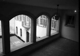 Freiburg i. Br.: Erzbischöfliches Palais, Hof mit Galerie im Vordergrund