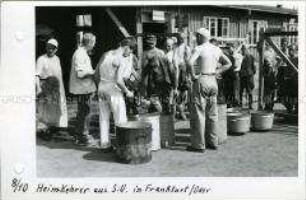 Essensausgabe an Heimkehrer aus der Sowjetunion im Lager Gronenfelde bei Frankfurt/Oder